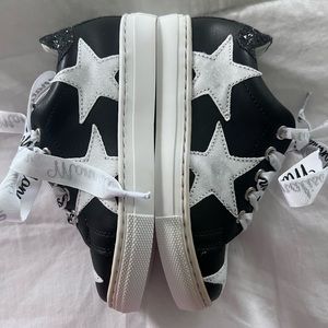 Monnalisa Sneakers Ecopelle Star (Brand New w/ box) these shoes were on display